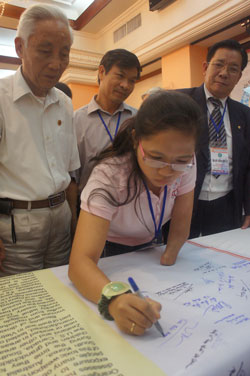 Tran Tri Hoan signs the Call, 8/2011, Hanoi